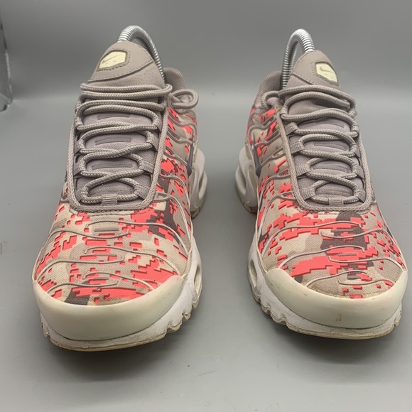 Nike Air Max Plus TN Women’s Gunsmoke Gray Digi Pink Camo Size 6.5 - Picture 3 of 7